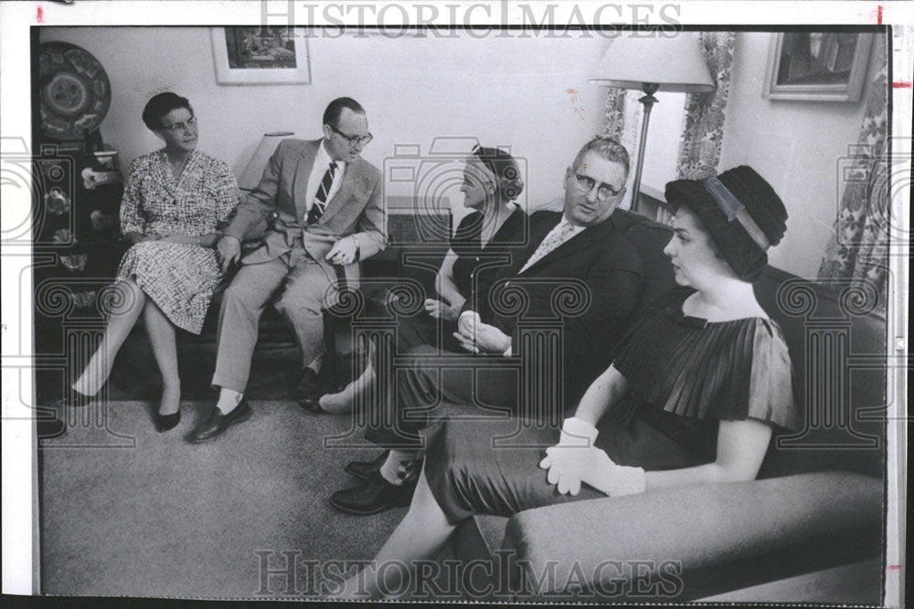 1960 Press Photo Mrs. Barbara Powers with relatives. - Historic Images