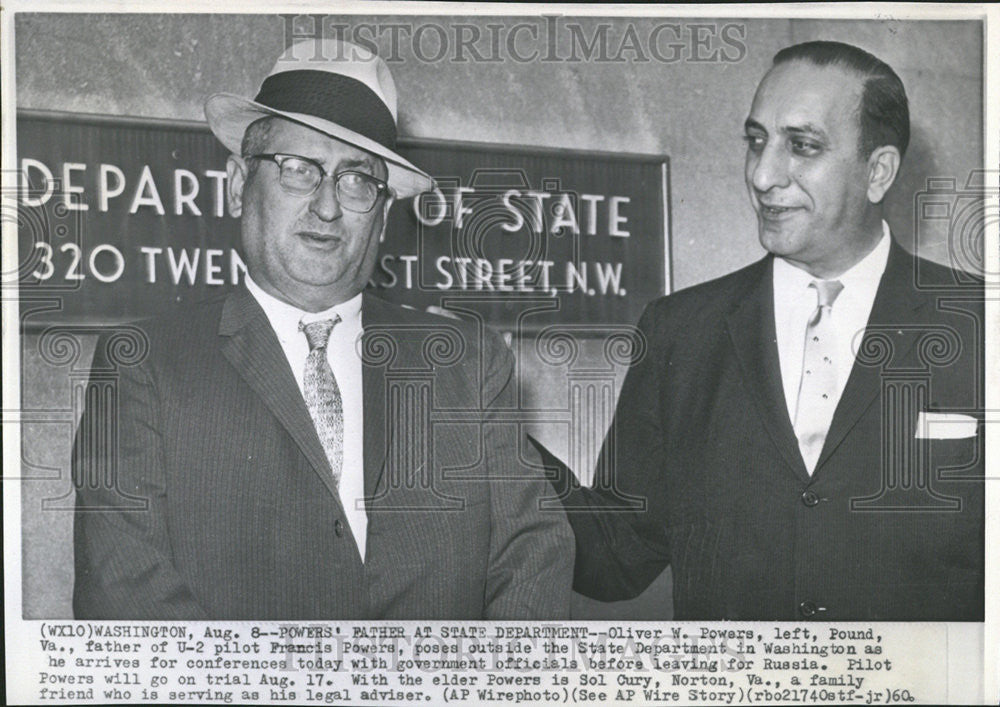 1960 Press Photo Oliver Powers Pound Pilot Francis pose Washington Russia Sol - Historic Images