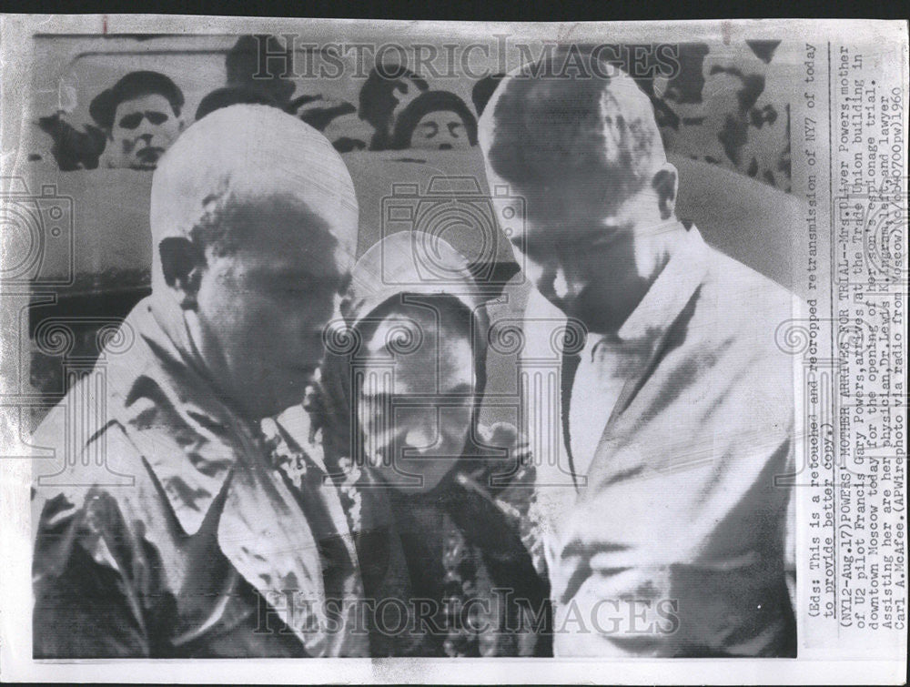 1960 Press Photo Mrs Oliver Powers U2 pilot Francis Gary Trade Union building - Historic Images