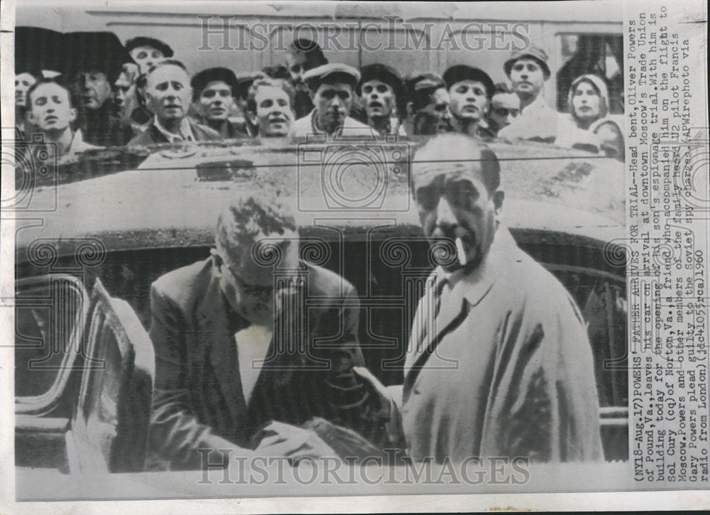 1960 Press Photo Head Bent Oliver Power Pound Leave Car Arrival Downtown Moscow - Historic Images