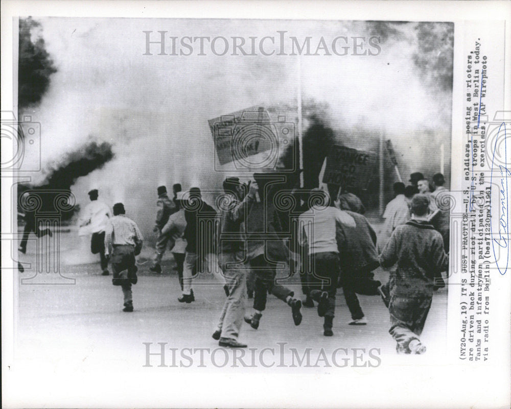 1961 Press Photo US Soldiers rioters drill Troops West Berlin Practice Exercise - Historic Images