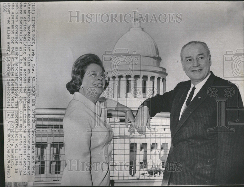 1966 Press Photo Governor Elect Winthrop Rockefeller Relax Balcony Penthouse - Historic Images