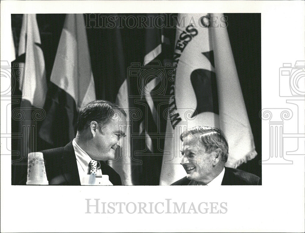 1987 Press Photo David Rockefeller Smiles At William Ruckelshaus - Historic Images