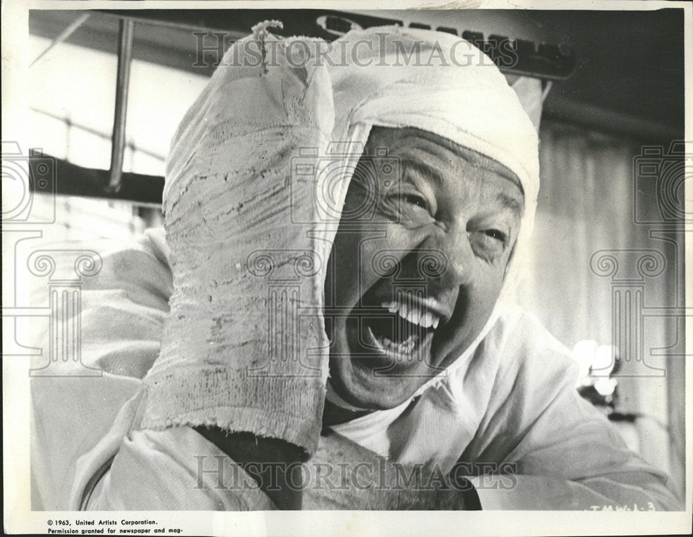 1965 Press Photo Fracture Numerous Wrap Mummy Mickey Rooney Laugh Hilarity Place - Historic Images