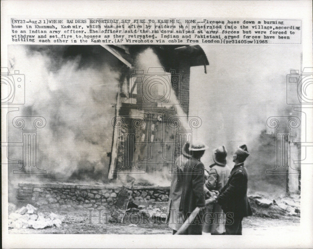 1965 Press Photo Fireman hose Khunmuh Kashmir fire penetrated village raider - Historic Images