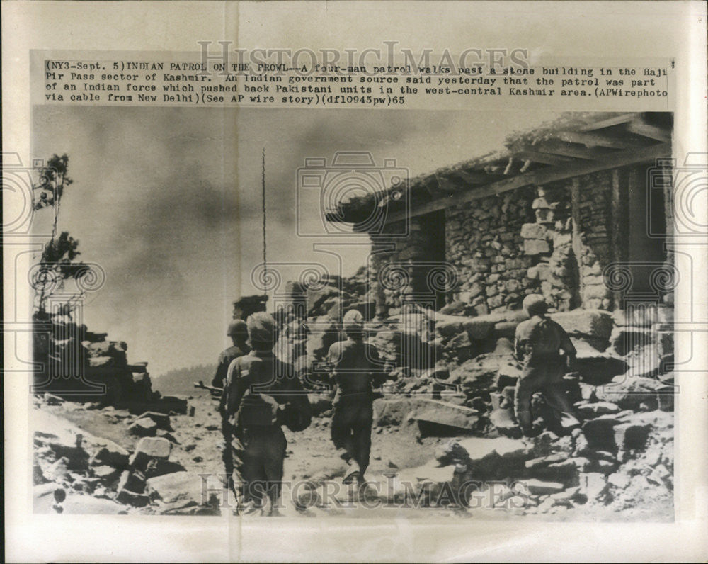 1965 Press Photo India Pakistan War Military Patrol Kashmir - Historic Images
