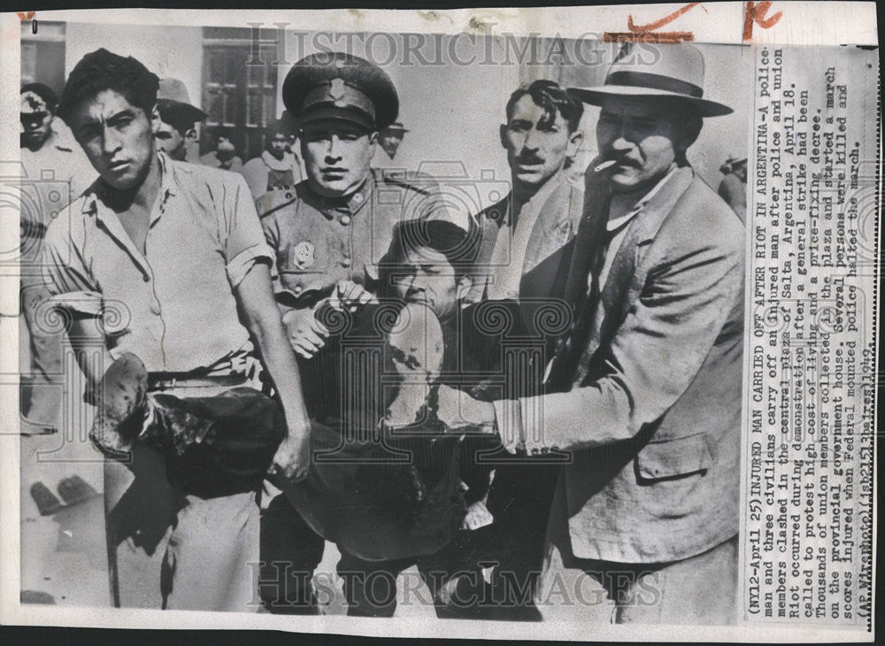 1949 Press Photo A Police Man And Three Civilians Carry Of An Injured Man - Historic Images