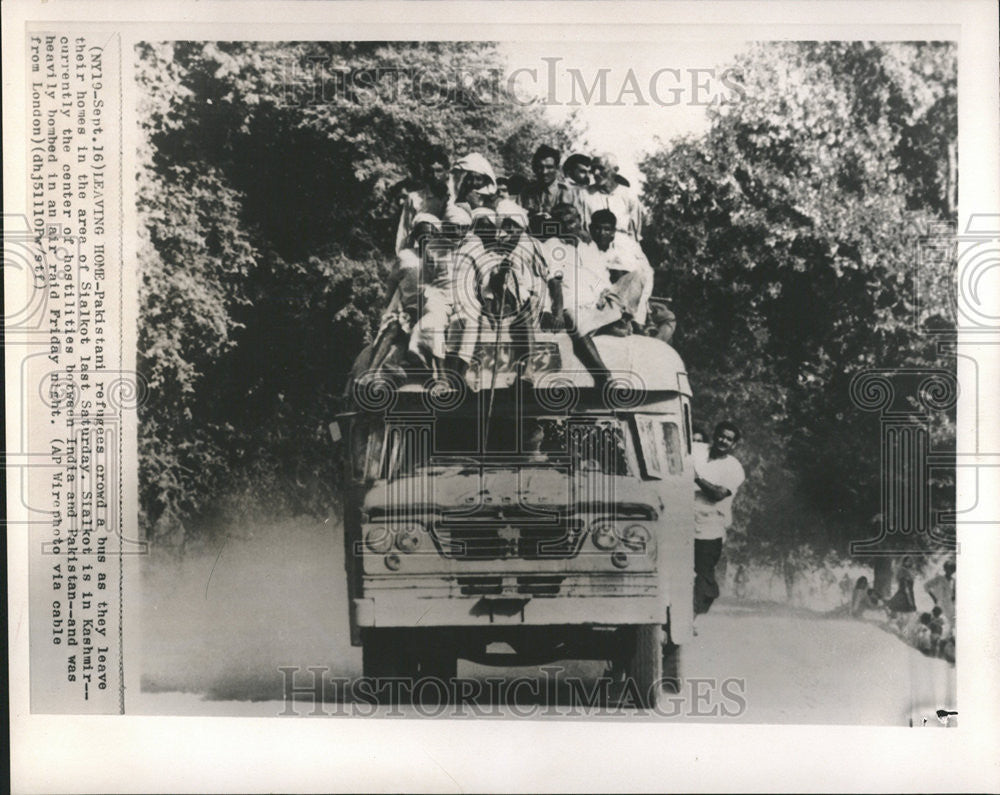 1965 Press Photo Pakistani refugees crowd Sialkot bus home Pakistan India - Historic Images