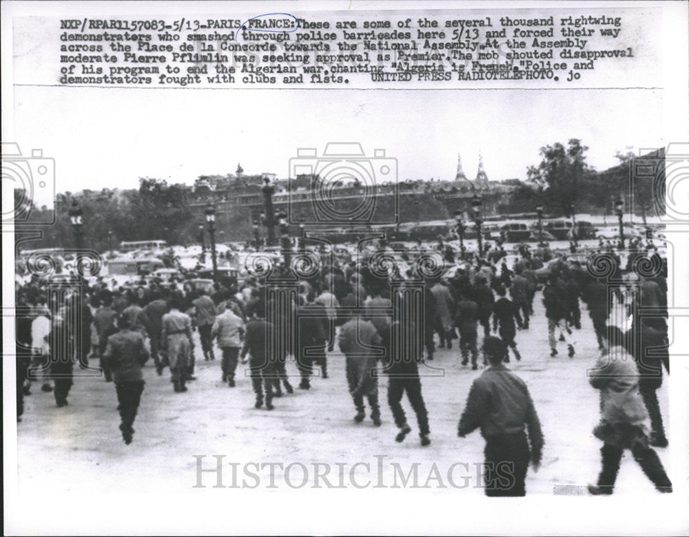 1958 Press Photo Rightwing Demonstrators Smash Police Barricades Across Assembly - Historic Images