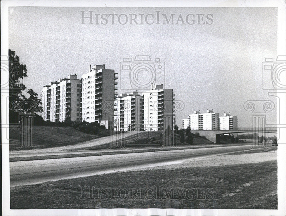 1955 Press Photo Transportation Facilities Dwellers Modern apartments hand - Historic Images
