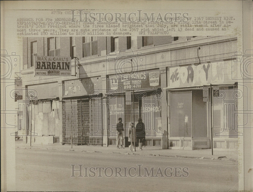 1970 Press Photo Detroit Abandoned village Boarded Storefronts Chicago Michigan - Historic Images