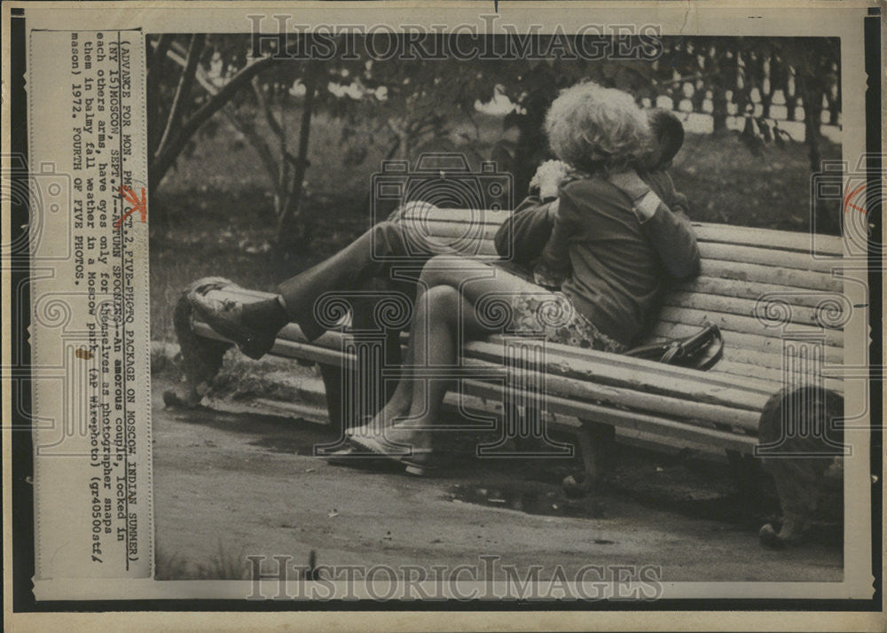 1972 Press Photo Amorous Couple Lock Each Other Photographer Snap Moscow Park - Historic Images