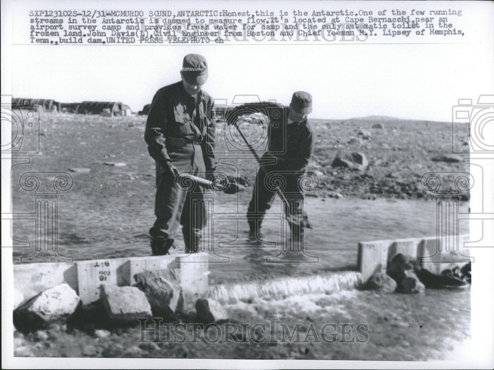 1957 Press Photo Honest Antarctic Few Run Stream Dam Measure Flow Chief Yoeman - Historic Images