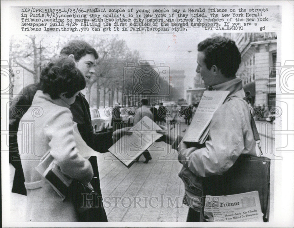 1966 Press Photo Herald Tribune Young People Buying Paris Streets France - Historic Images