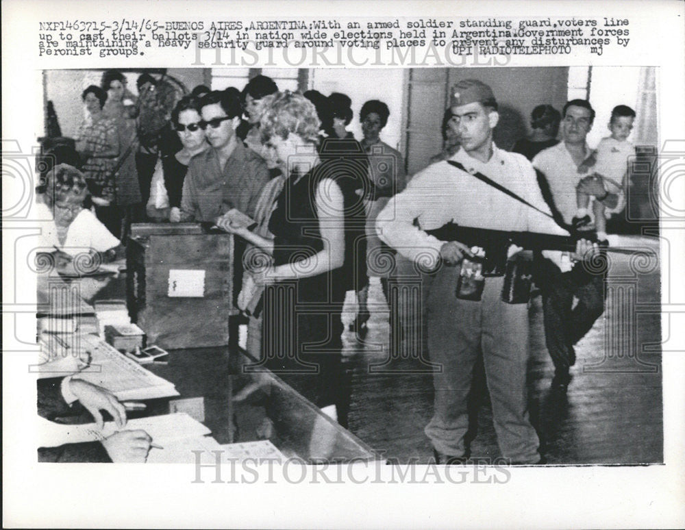 1965 Press Photo Armed Soldier Stand Guard Voter Lineup Ballot Naiton Election - Historic Images