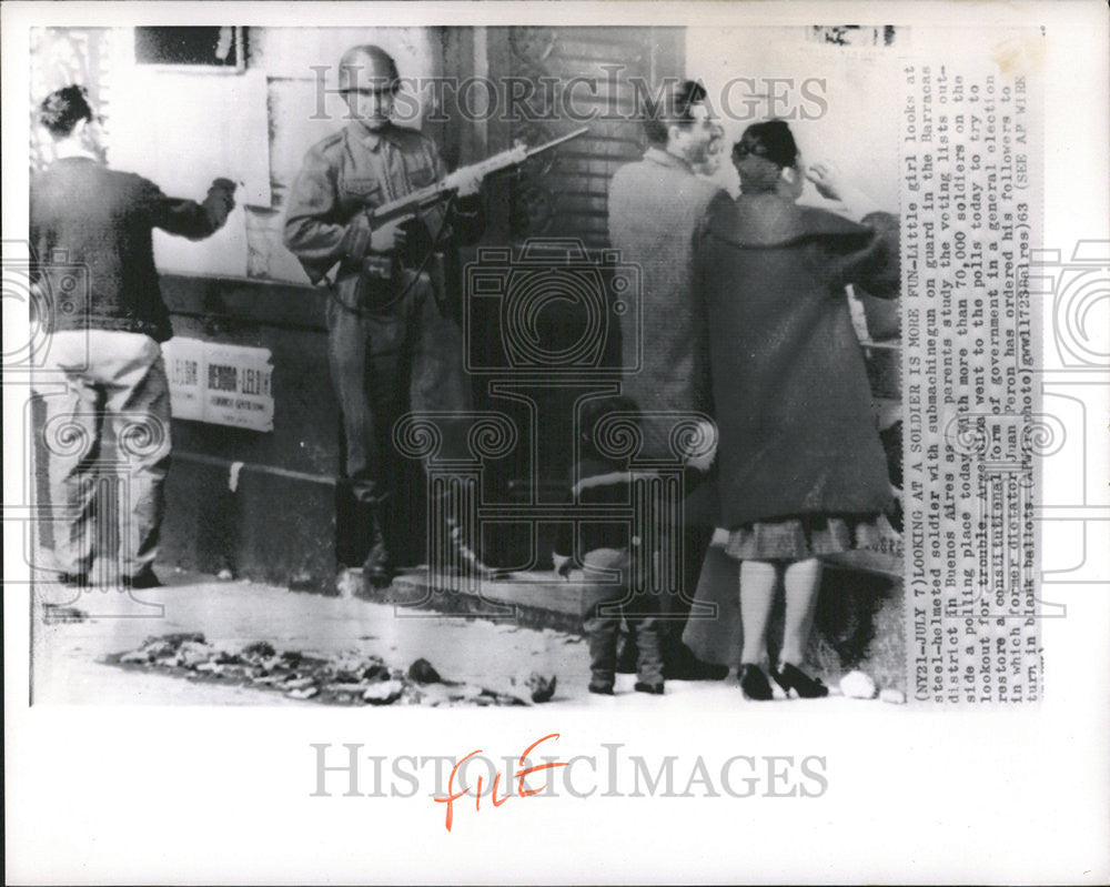 1963 Press Photo Girl Soldier Machinegun Barracas district Buenos Aires Guard - Historic Images