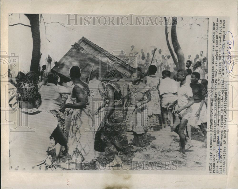 1962 Press Photo KatanganWomen Roadblock Elisabethville Attack Indian Contingent - Historic Images