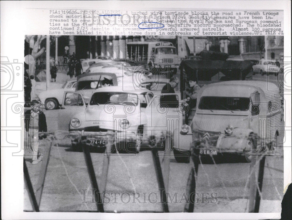 1965 Press Photo A bared wire barricade blocks the road as French troops check - Historic Images