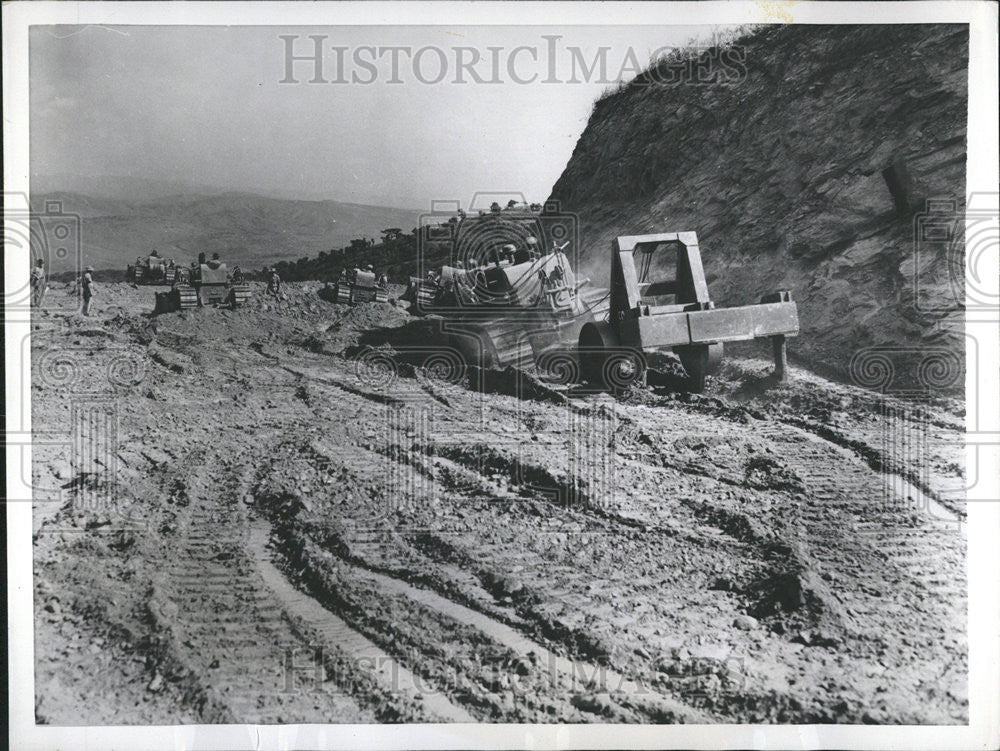 1956 Press Photo Men machine Bukavu Uvira Highway Cango Kivu Province - Historic Images