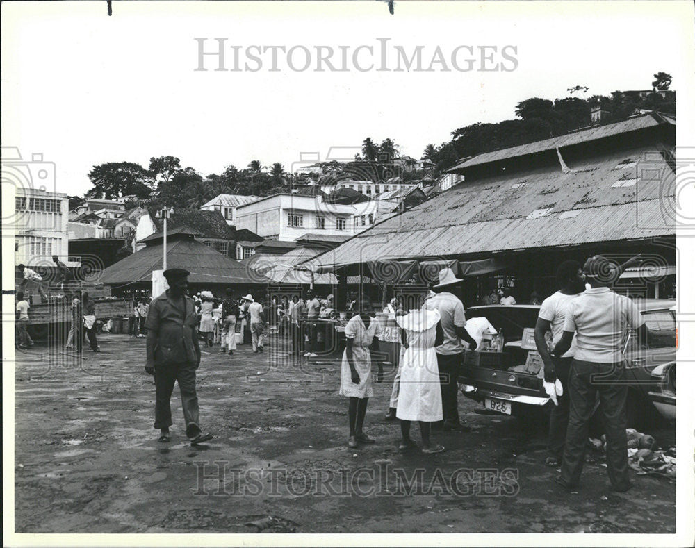 1985 Press Photo Business is picking up in the St. George&#39;s market square in Gre - Historic Images