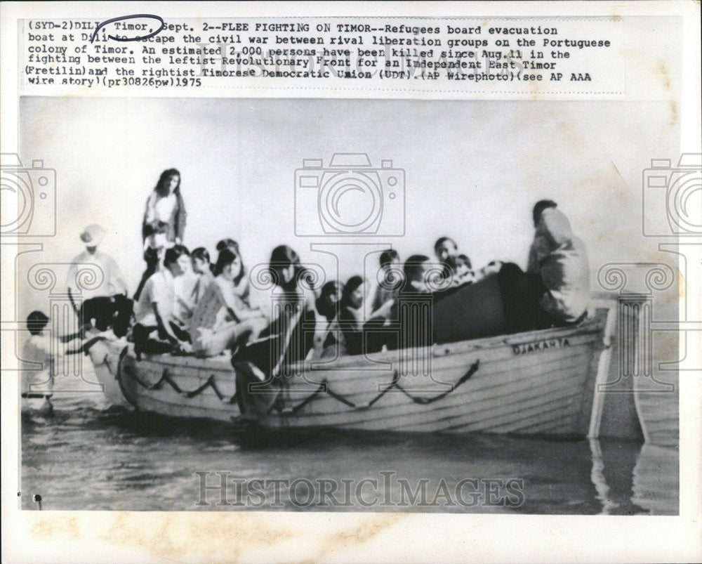 1975 Press Photo A boat carrying refugees escaping civil war Portuguese Timor - Historic Images