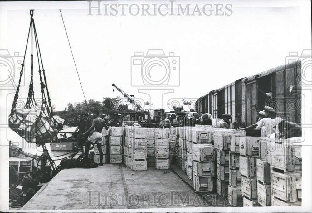 1953 Press Photo Thailand Workers Bangkok Unload Shipment Ammunition - Historic Images