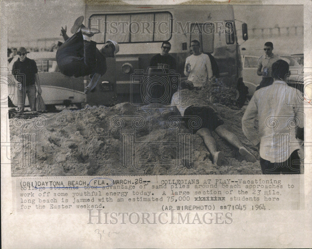 1964 Press Photo  Vacation College Student Took Advantage Sand Pile
Around Beach - Historic Images