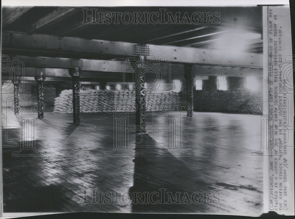 1946 Press Photo Bags Flour Stack Corner Near Empty General Mills Warehouse - Historic Images