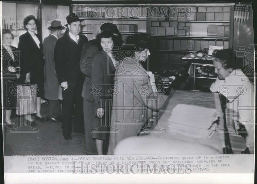 1946 Press Photo Customers Queue market district bread Shortages Bakery Products - Historic Images