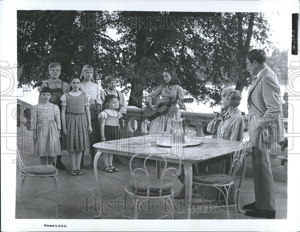 Press Photo Family Children Sing Play Guitar Table chair Lunch - Historic Images