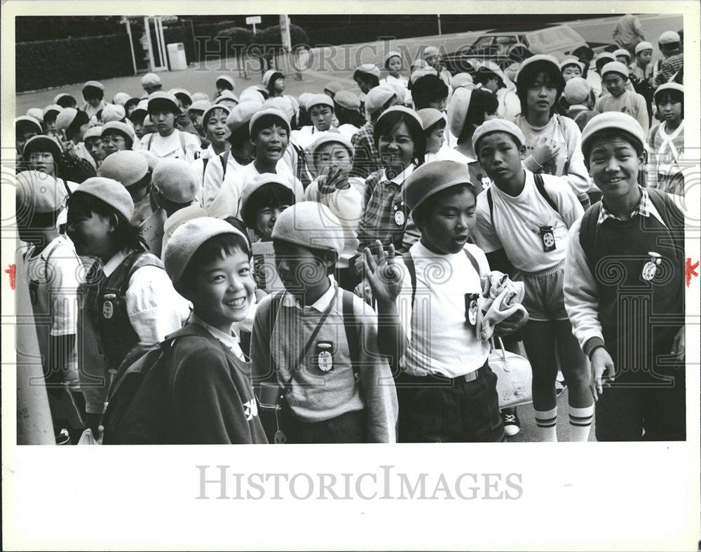 1984 Press Photo Japan children primary school exams education pass get - Historic Images