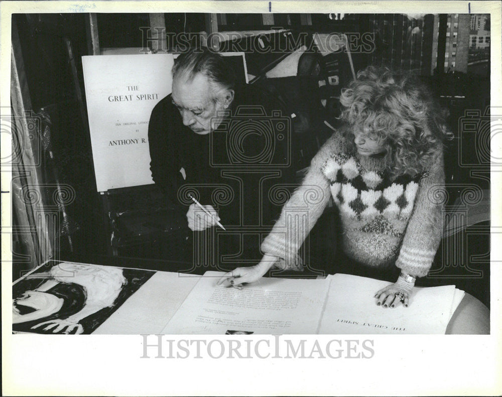 1986 Press Photo Ariane Lancell Anthony Quinn Great Spirit Quinn new book print - Historic Images