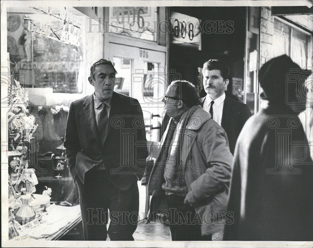 1968 Press Photo Anthony Quinn Clark Traffic car gas tank Regis Barber Shop - Historic Images