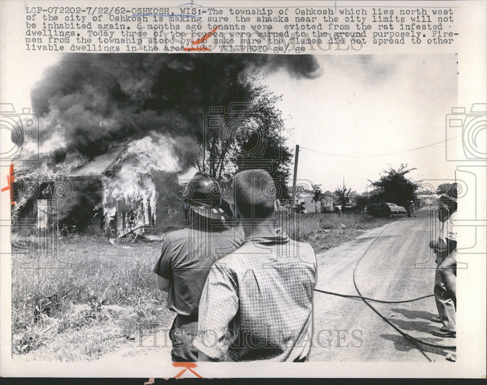 1962 Press Photo Township Oskkosh Rat Infested Shacks Burn Firemen Wisconsin - Historic Images