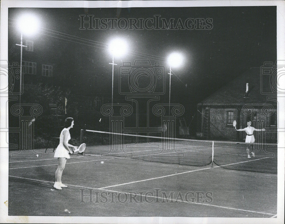 1954 Press Photo Patricia Webb and Jean Galton enjoy a game of tennis in London - Historic Images