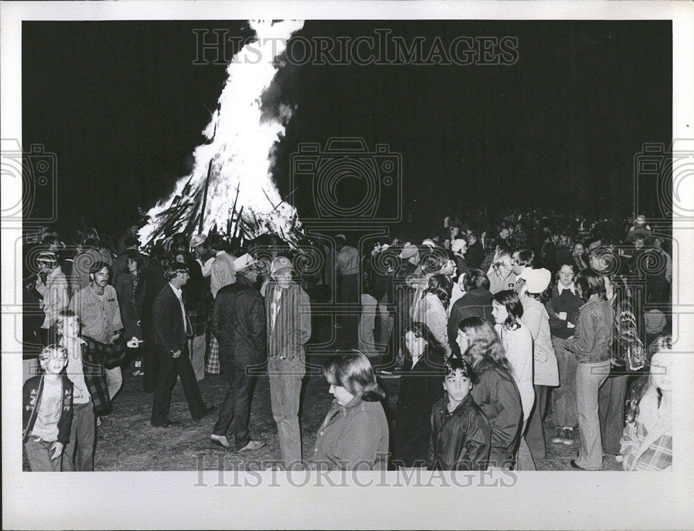 1975 Press Photo Homecoming bonfires light the night for Hernando High School - Historic Images