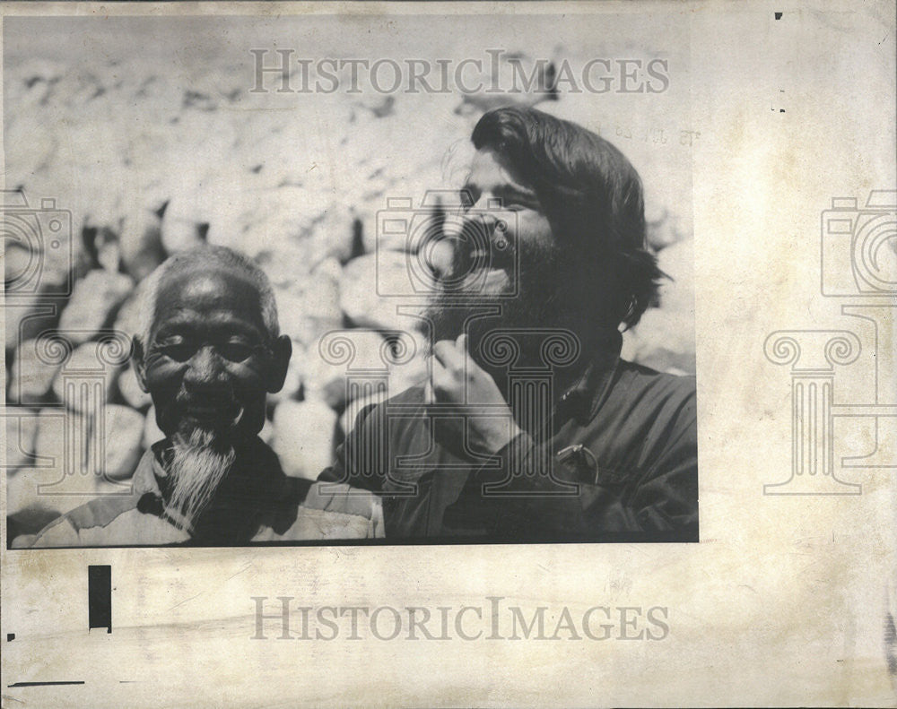 1976 Press Photo Director, Producer, and Cameraman Richard Gordon in China - Historic Images