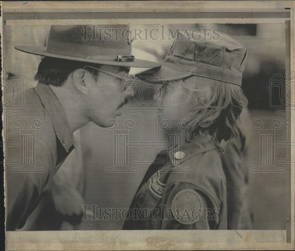 1973 Press Photo Marine Corps League commander Joseph Kehoe trains Al Marazzo - Historic Images