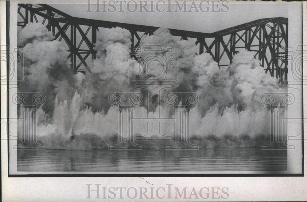 Picture of bridge.  Details not available. - Historic Images