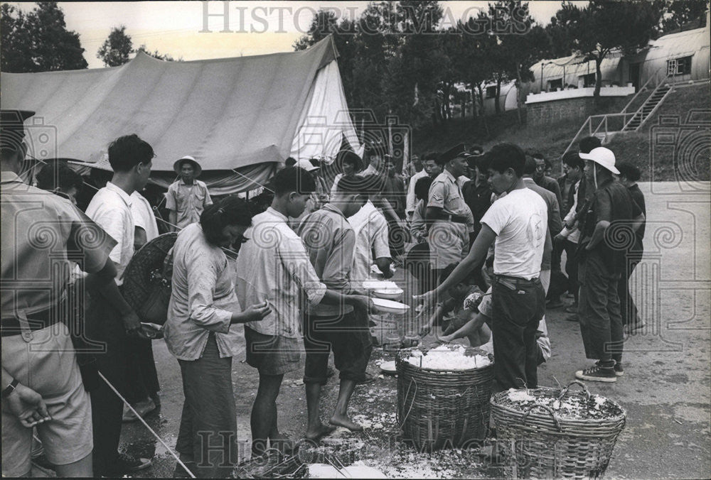 1963 Press Photo Refugees file wicker basket rice receive food portion - Historic Images