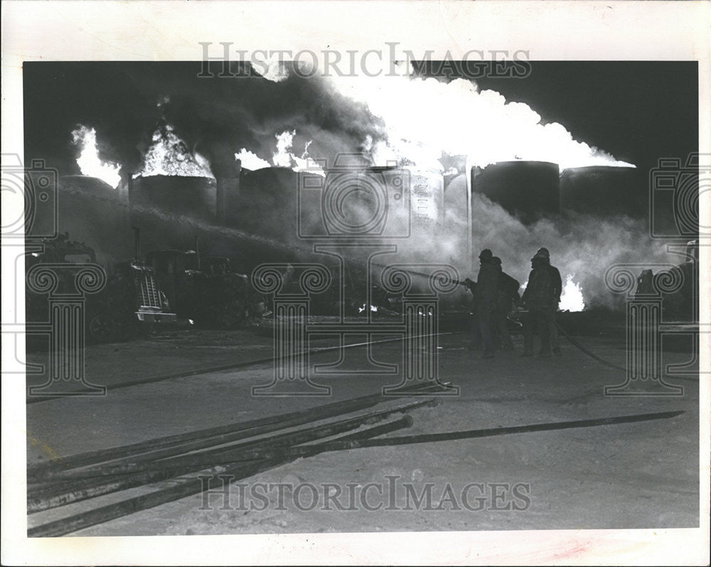 1977 Press Photo Blast Red Desert Rawlins Fireman Water Oil Tank Explode Work - Historic Images