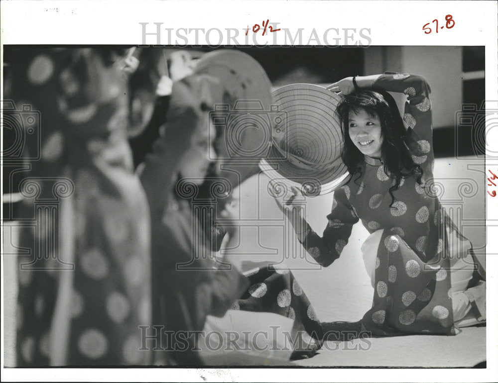 1991 Press Photo Marc Fort Foto Hahn Trieu Perform Asian Pacific America - Historic Images