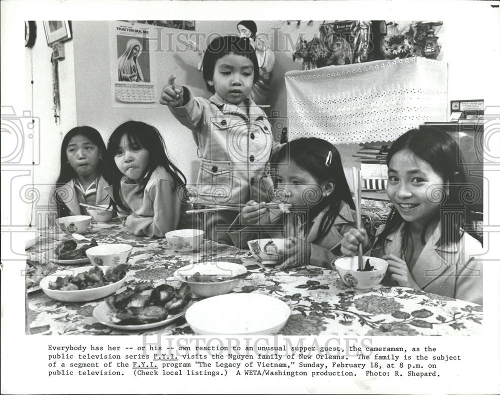 1979 Press Photo Cameraman Television Nguyen Family New Orleans Legacy Vietnam - Historic Images