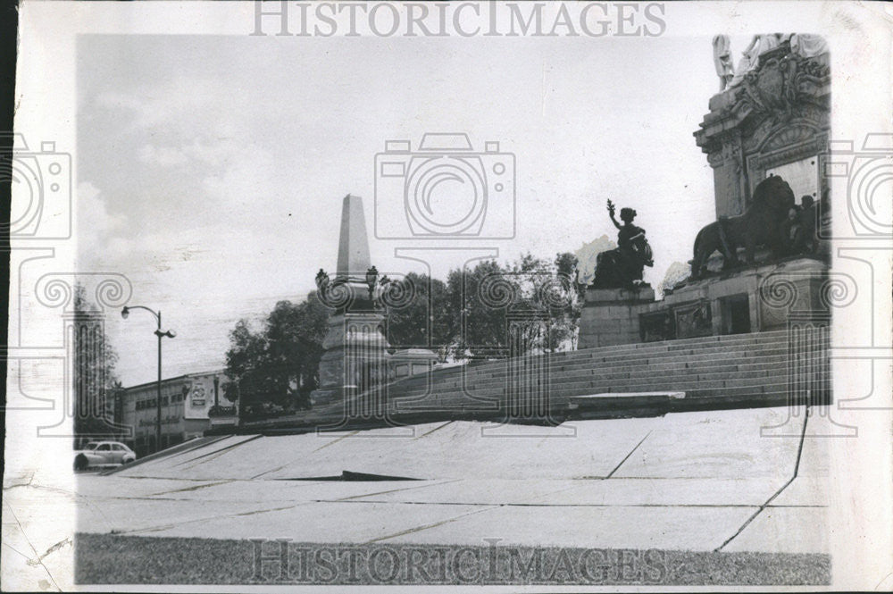 1952 Press Photo Independence monument Mexico city  rises ground sink - Historic Images