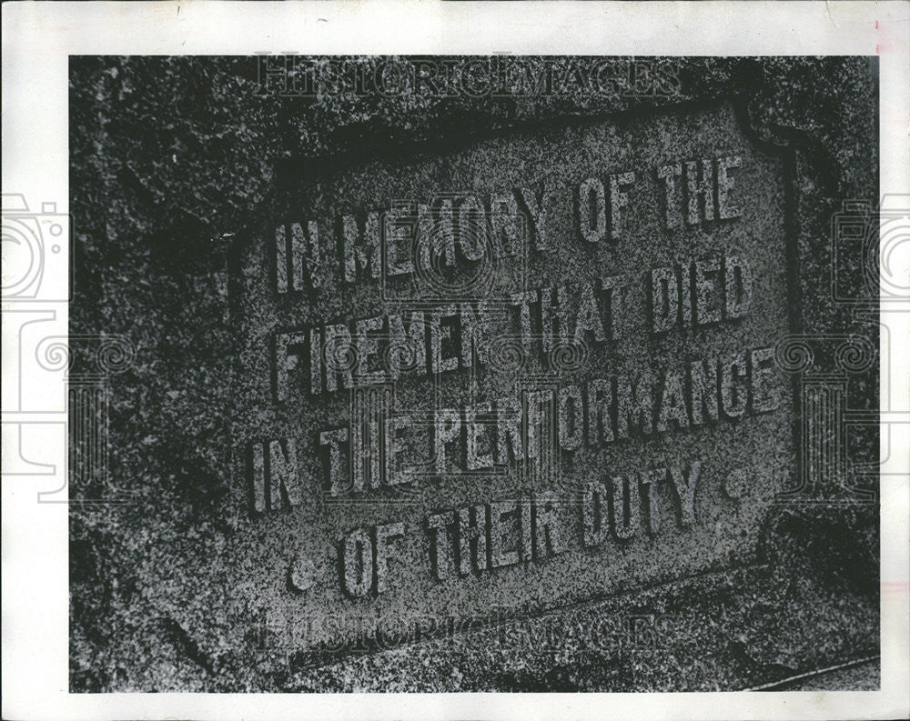 1972 Press Photo Inscription Denver Firemen Memory Die Performance Duty Graves - Historic Images