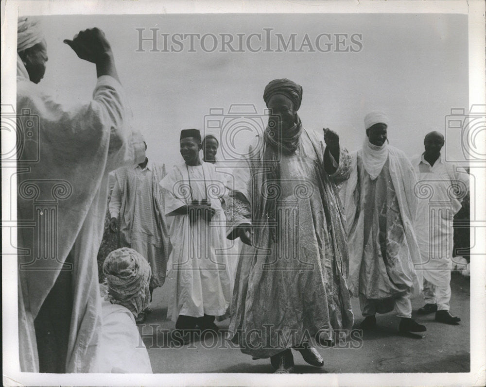 1957 Press Photo Alhaji Ahmedu Sokoto Premiere Eastern Region Nigeria salute - Historic Images