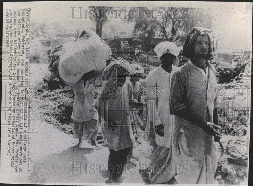 1965 Press Photo Sargodha Residents Pakistan move village Indian Brian Calvert - Historic Images