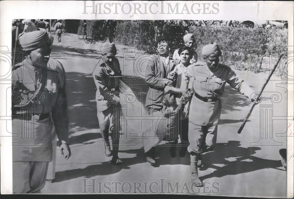 1957 Press Photo Indian Students Protest Pakistan High Commission Office - Historic Images