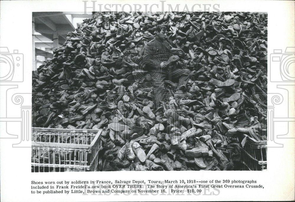 1918 Press Photo France Salvage Depot Frank Freidel Great Overseas Crusade Shoes - Historic Images