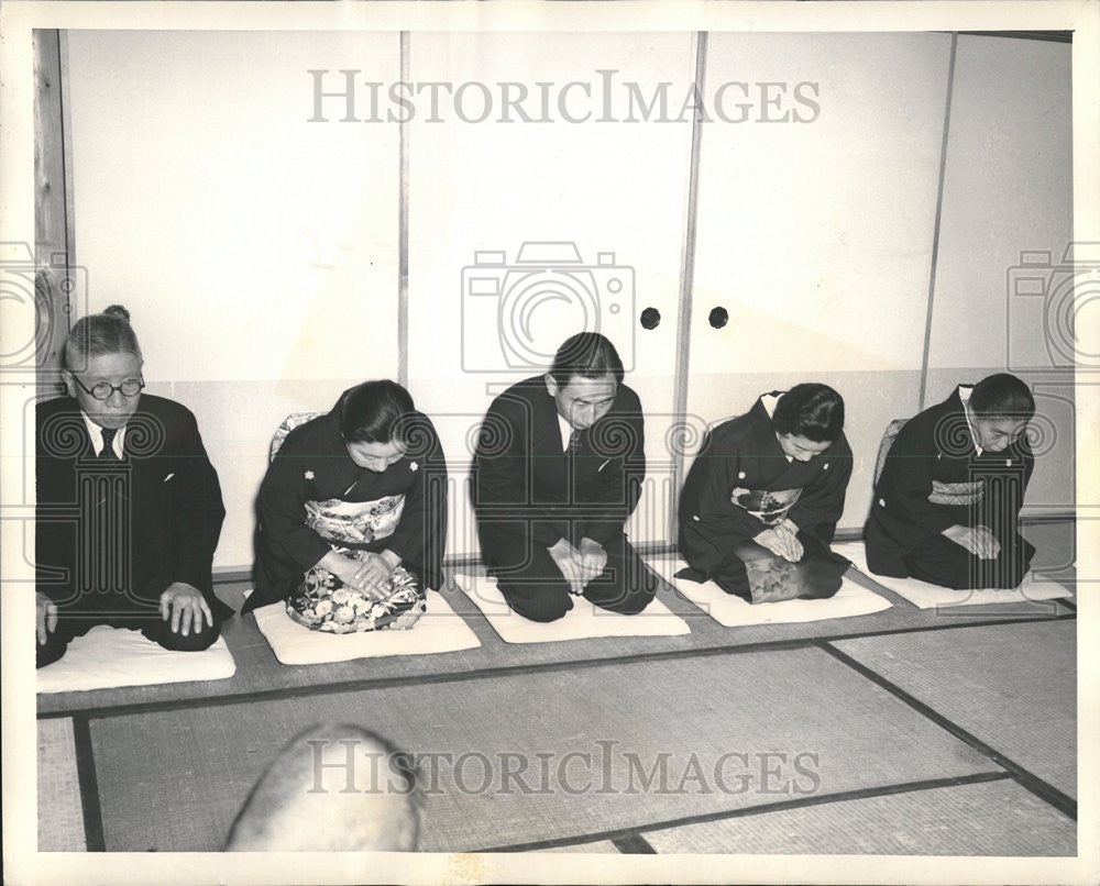 1958 Press Photo Each Member Family Introduced all the Members Arise and Bow - Historic Images